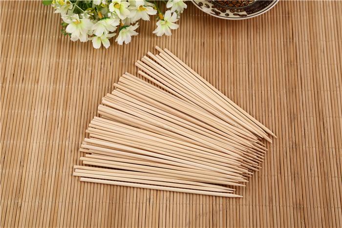 Bamboo skewers for BBQ, 20 cm long, suitable for various foods. Bamboo skewers for BBQ, 20 cm long, suitable for various foods.